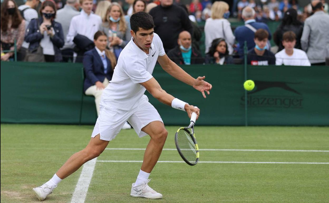 Carlos Alcaraz hace una dejada en el partido de este miércoles frente al japonés Uchiyama, en la pista número 6 del All England Club de Londres. 