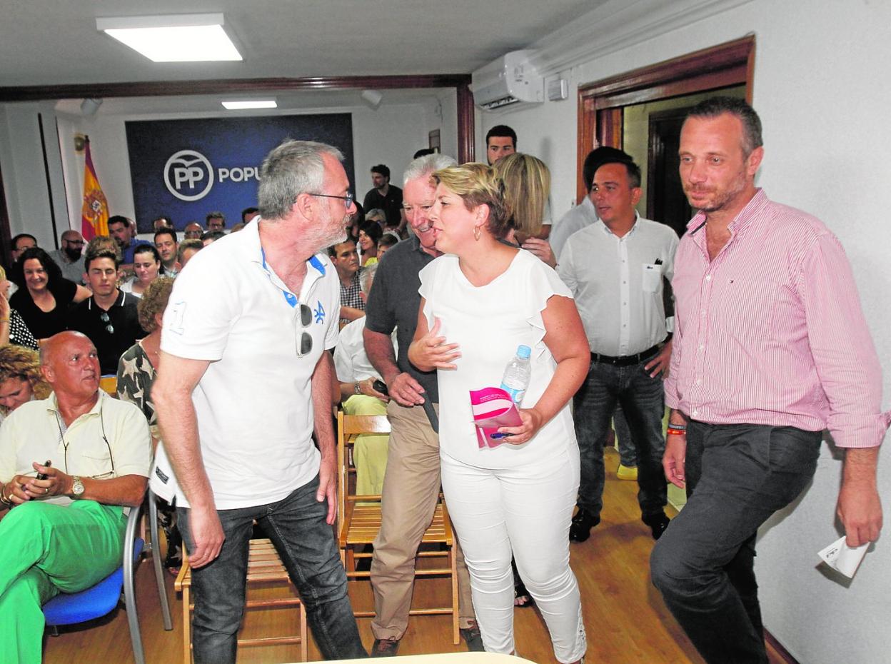 Domingo Segado (de blanco) y Noelia Arroyo se saludan, antes de un Comité Ejecutivo del PP de Cartagena, en 2018. 