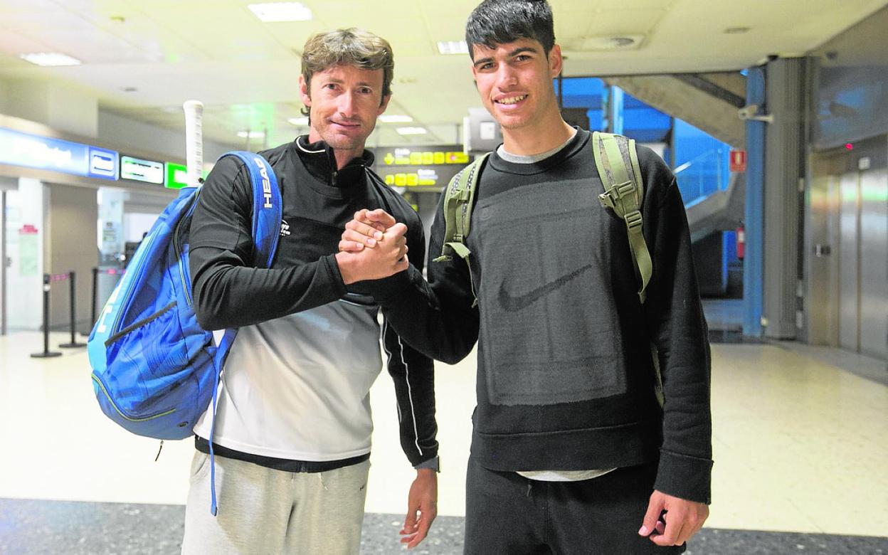 Juan Carlos Ferrero y Carlos Alcaraz, el año pasado en el aeropuerto de Valencia. 