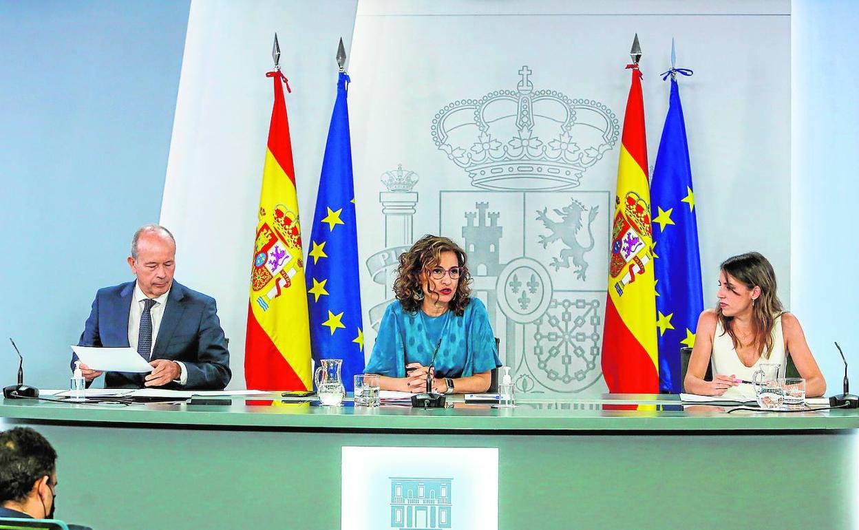 Irene Montero (derecha) junto a Juan Carlos Campo, con la portavoz del Gobierno en el centro, ayer, en la rueda de prensa de Moncloa.