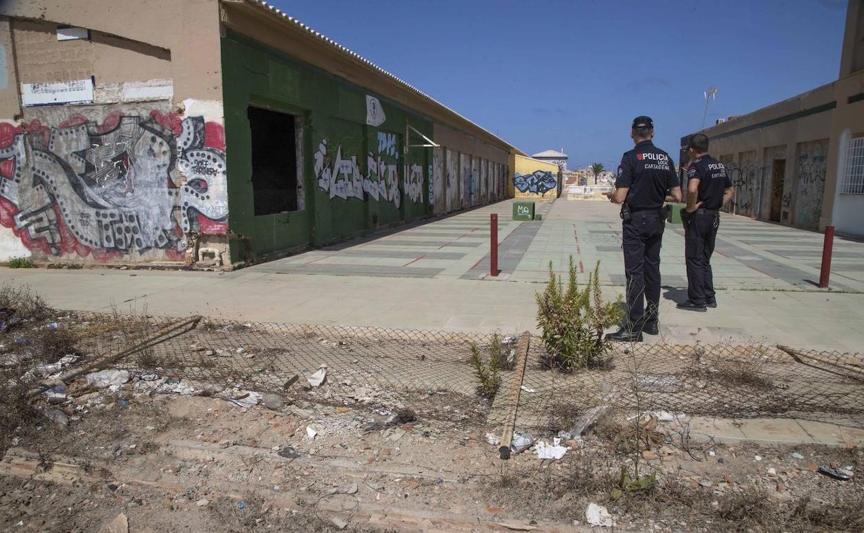 Dos policías locales inspeccionan la zona del centro comercial Las Dunas de Cabo de Palos, este jueves.
