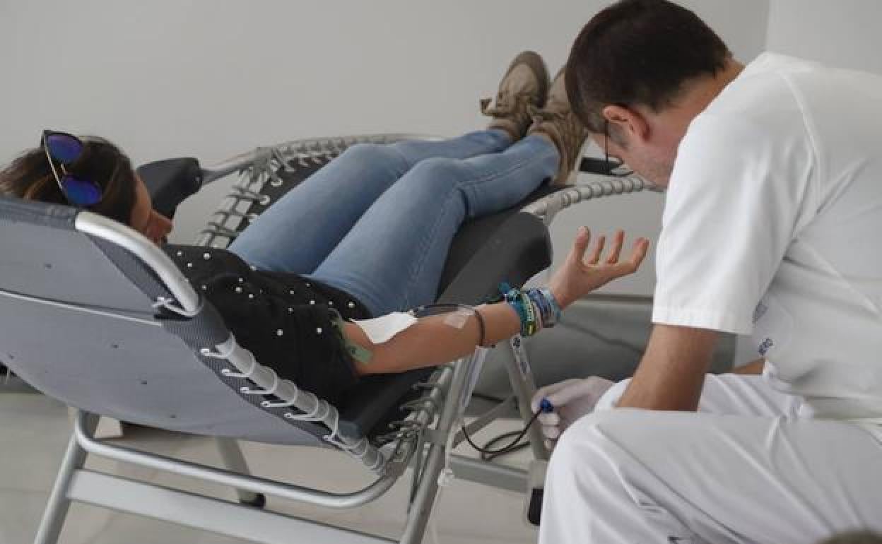 Una mujer dona sangre en una campaña en la Región de Murcia, en una imagen de archivo. 