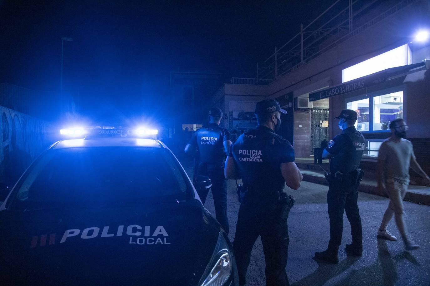 Fotos: La vigilancia policial evita el botellón del viernes en Cabo de Palos