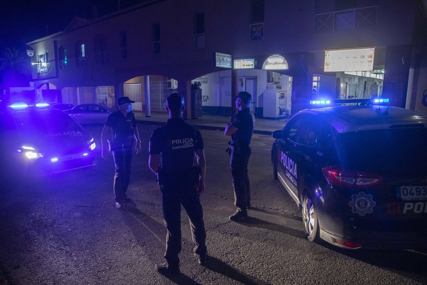 Fotos: La vigilancia policial evita el botellón del viernes en Cabo de Palos