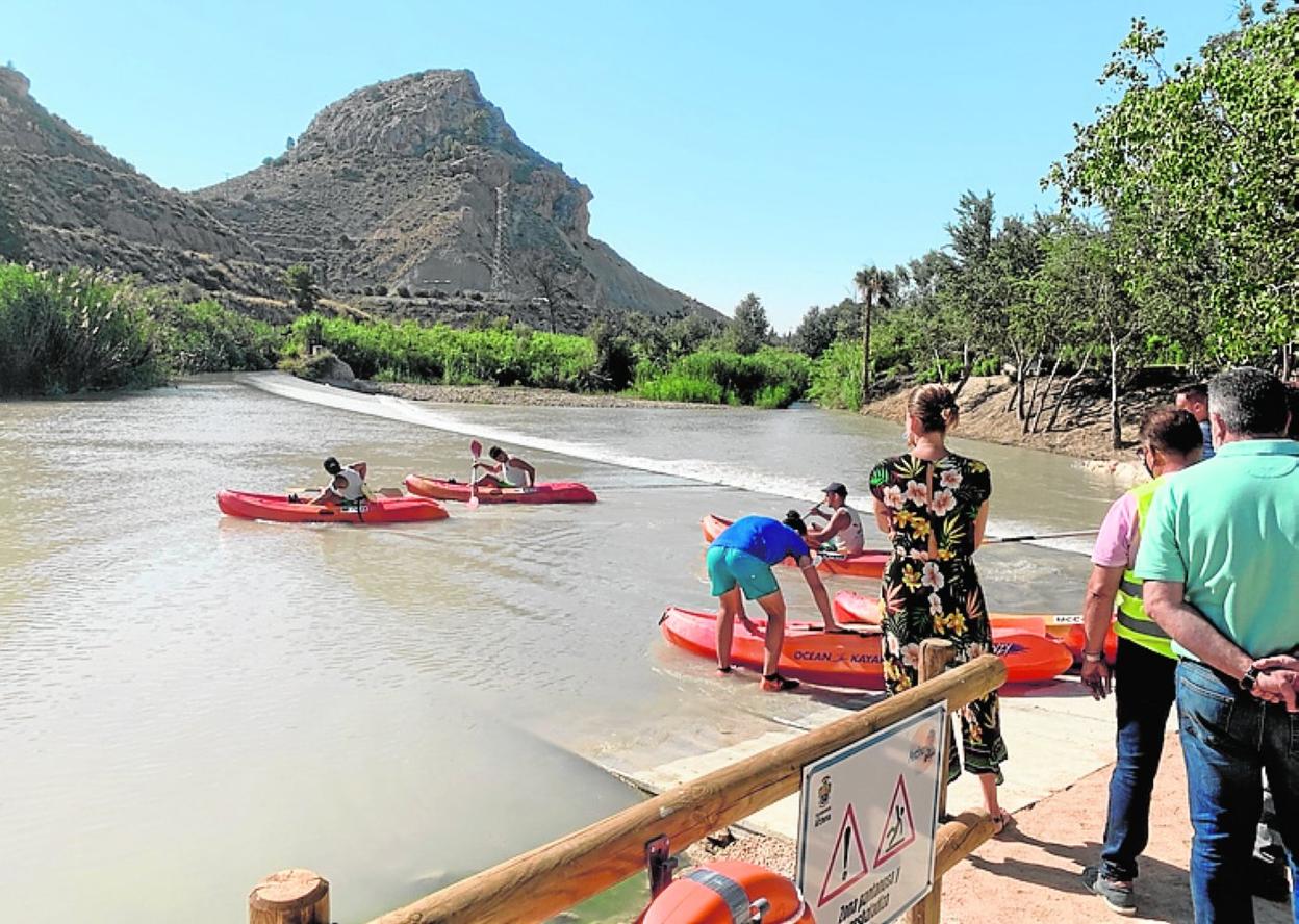La alcaldesa observa a unos jóvenes en la playa fluvial. 