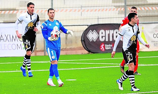 Miguel Serna, con el balón en las manos, durante un partido con el Unionistas de Salamanca. 