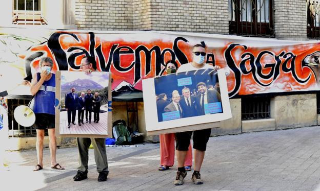 Protesta de los vecinos de Puebla de Don Fadrique, este sábado, en Murcia. 