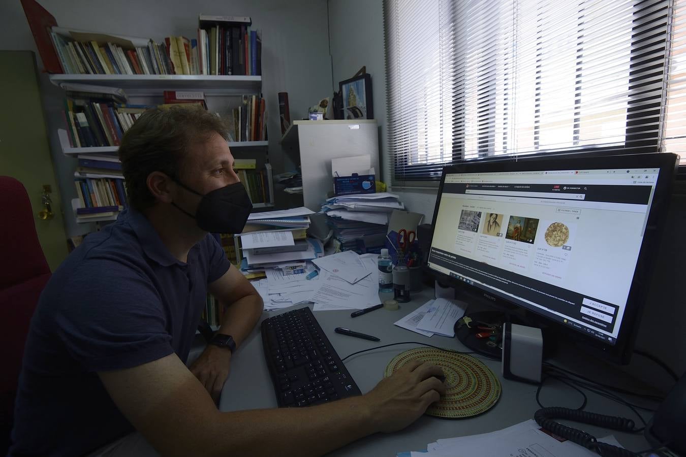 Mariano Cecilia Espinosa revisa las piezas de una casa de subastas.