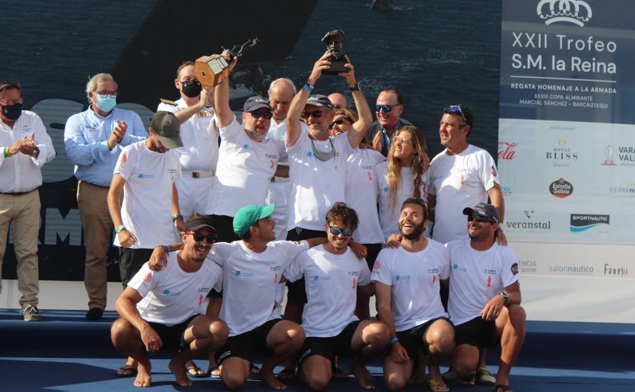 La tripulación de El Carmen Elite Sails levanta el trofeo de la Copa de la Reina de Valencia.