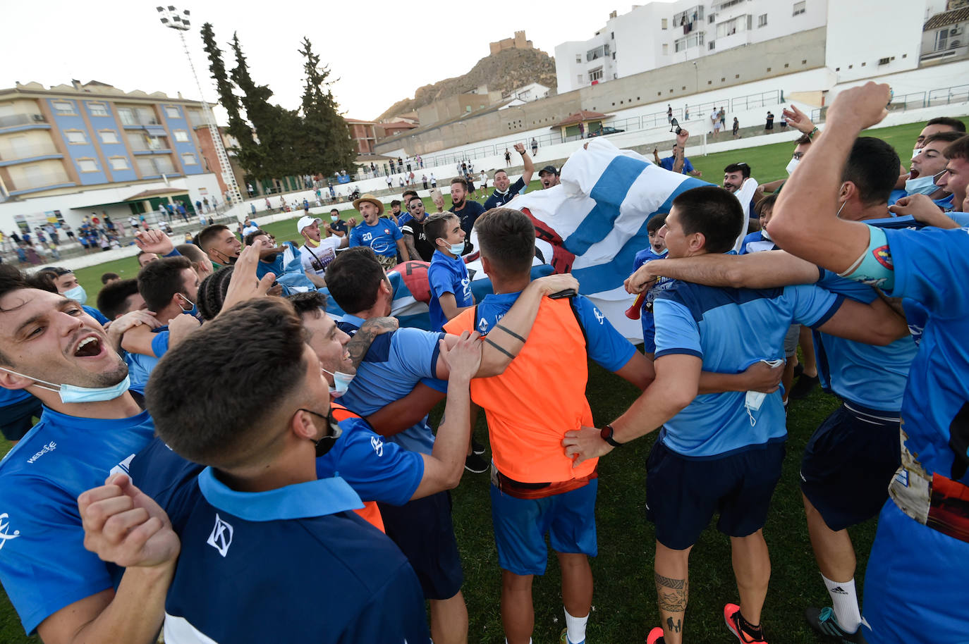 Fotos: El Bala Azul regresa a su sitio tras superar a un digno Fortuna