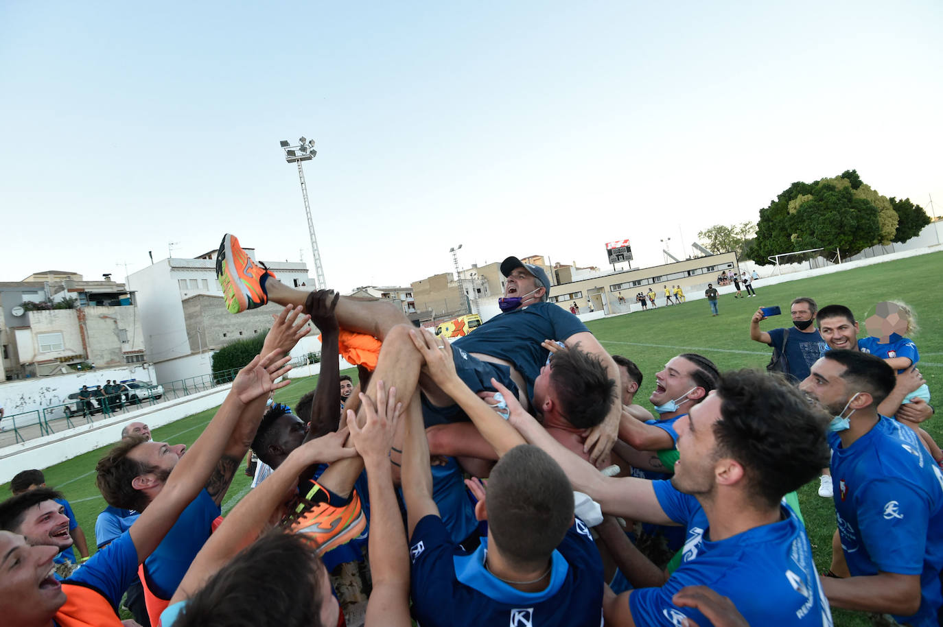 Fotos: El Bala Azul regresa a su sitio tras superar a un digno Fortuna