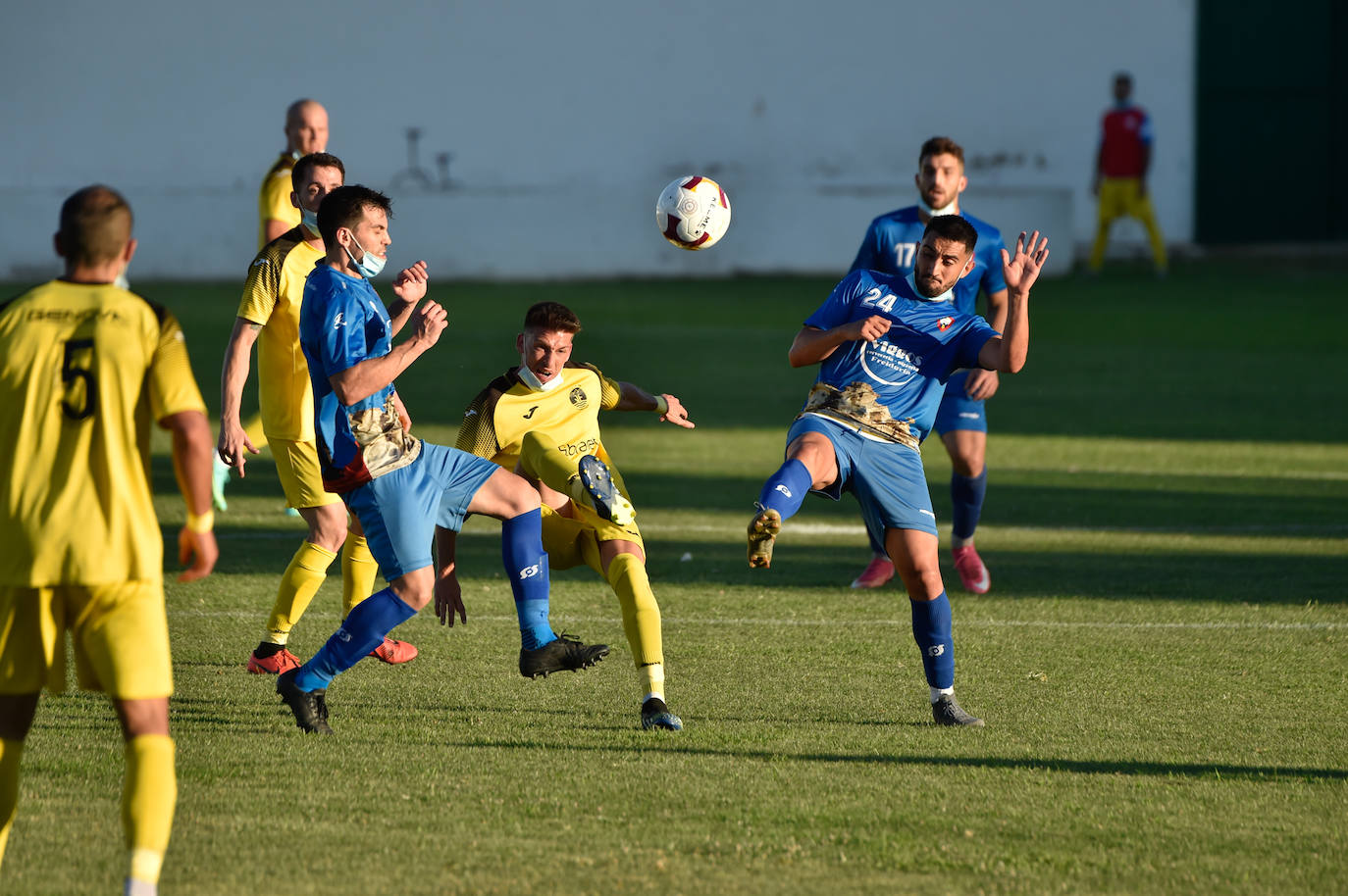 Fotos: El Bala Azul regresa a su sitio tras superar a un digno Fortuna