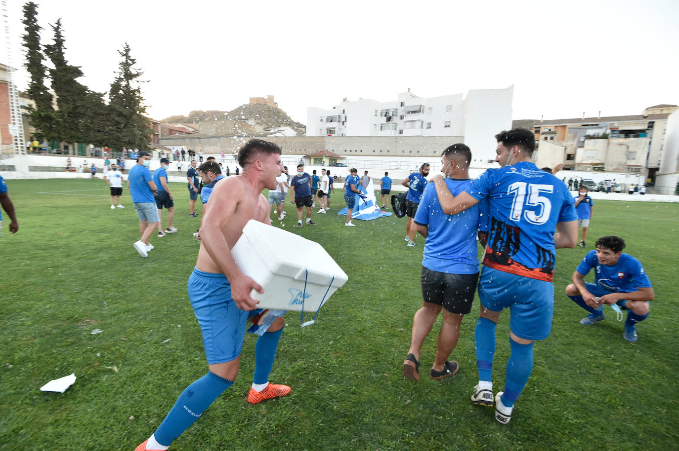 Fotos: El Bala Azul regresa a su sitio tras superar a un digno Fortuna