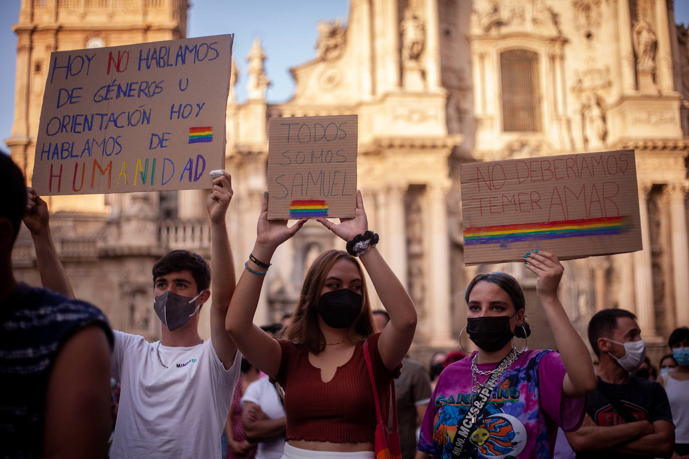 Fotos: Concentración en Murcia para condenar el homicidio de un joven en La Coruña