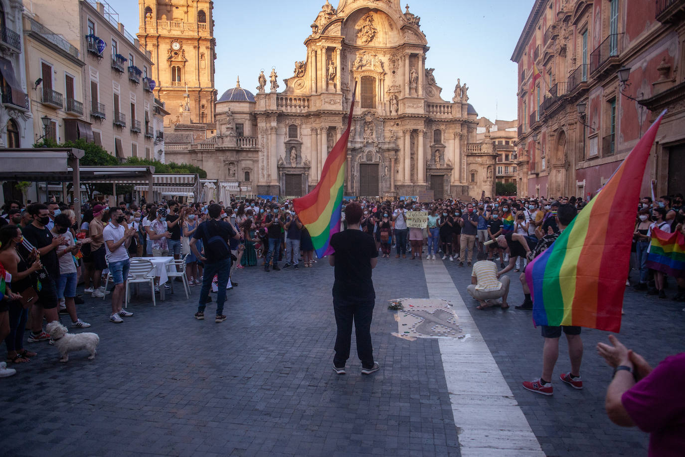 Fotos: Concentración en Murcia para condenar el homicidio de un joven en La Coruña