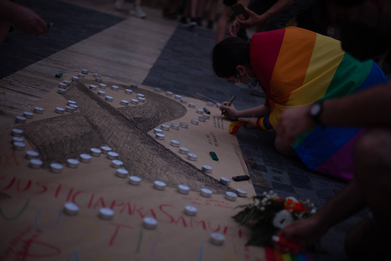 Fotos: Concentración en Murcia para condenar el homicidio de un joven en La Coruña