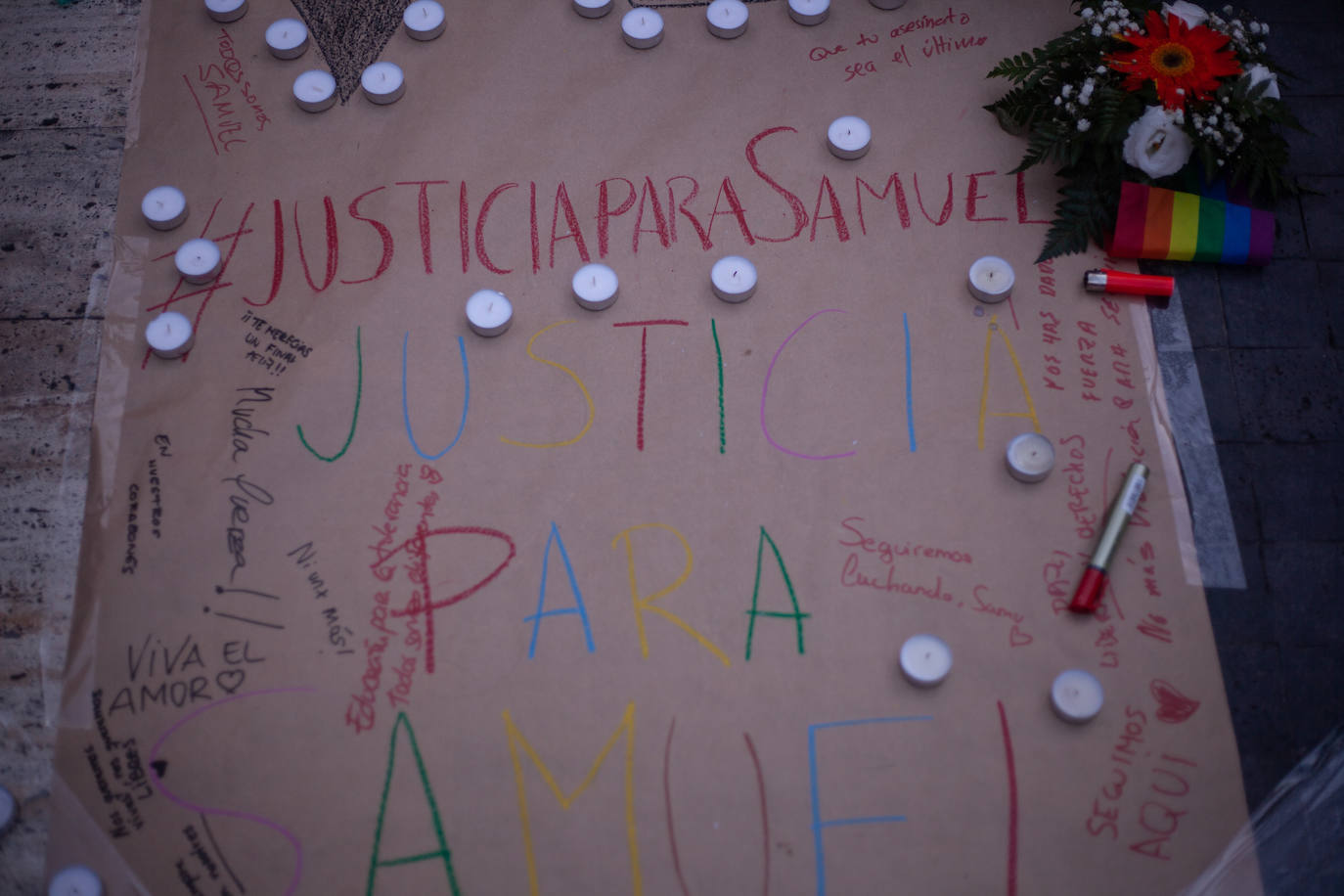 Fotos: Concentración en Murcia para condenar el homicidio de un joven en La Coruña