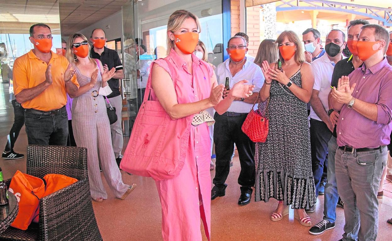 Afiliados de Ciudadanos aplauden a Martínez Vidal en la comida del pasado sábado. 