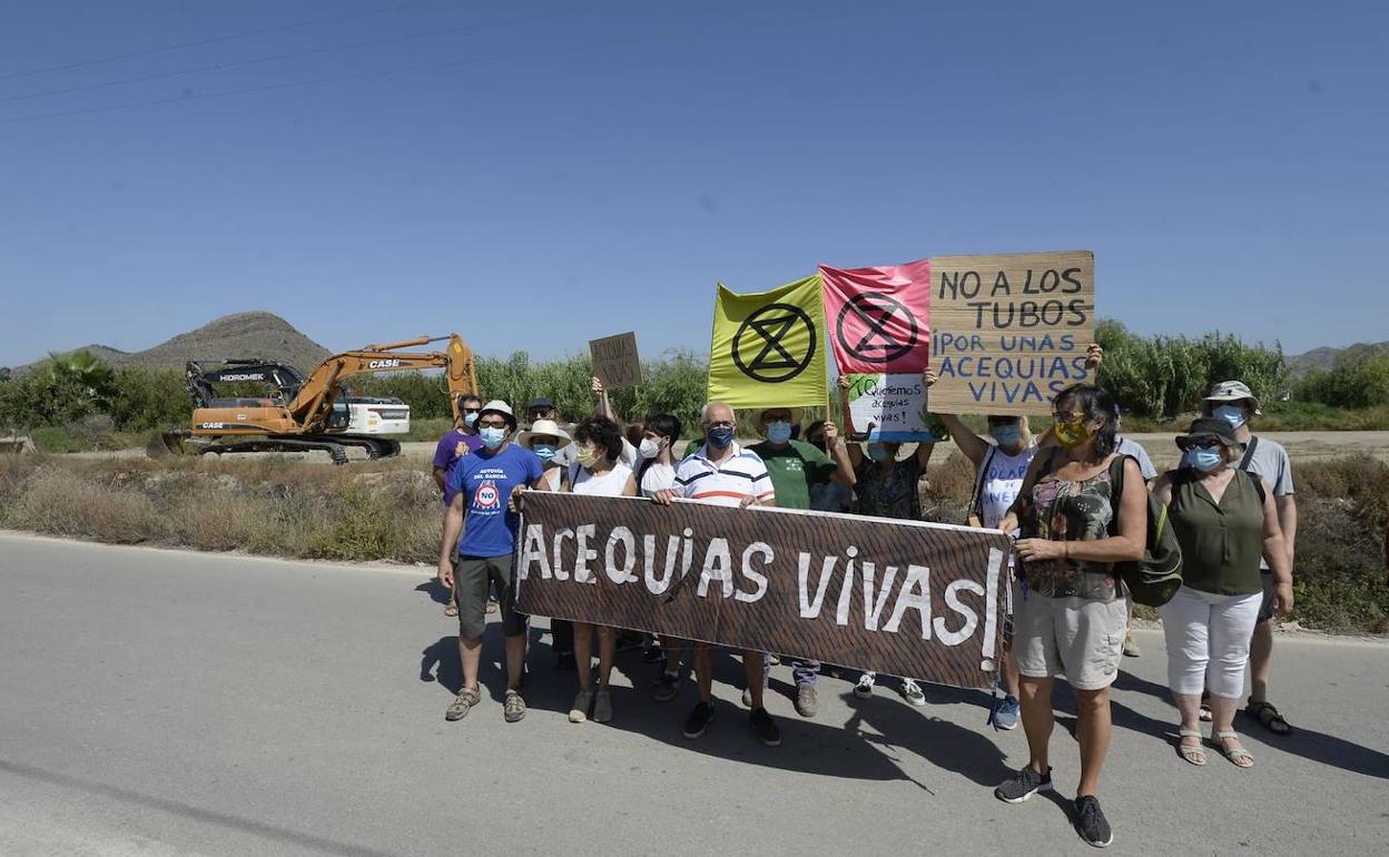 Los vecinos se movilizan este lunes por los trabajos en la acequia de Pitarque.