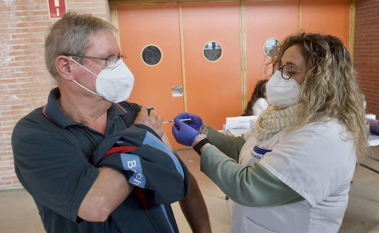 Vacunación con AstraZeneca a un hombre mayor de 60 años, en abril.