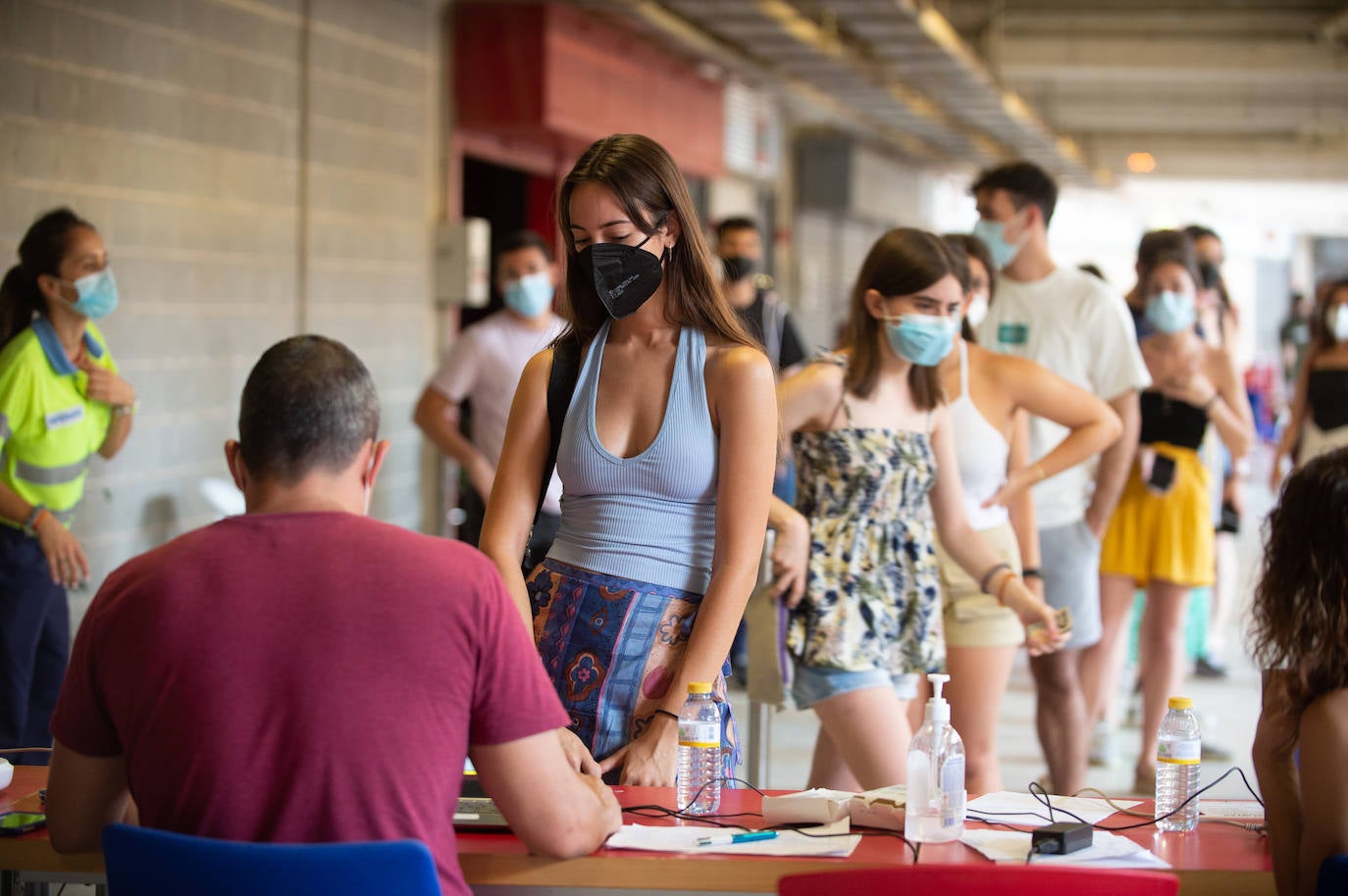 Fotos: Los Erasmus se vacunan este martes en el Enrique Roca
