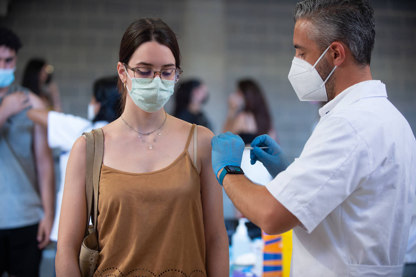 Fotos: Los Erasmus se vacunan este martes en el Enrique Roca