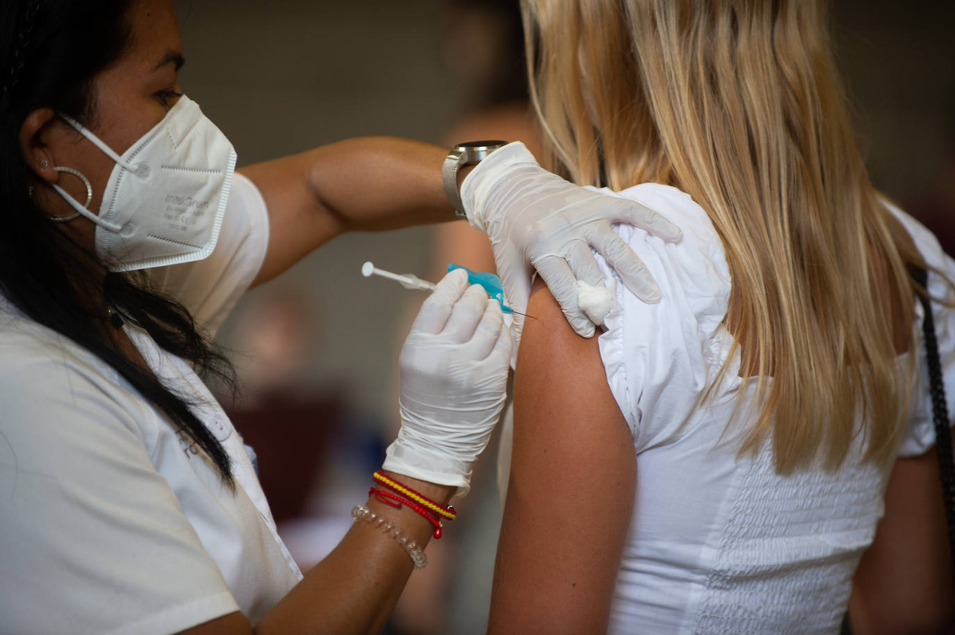 Fotos: Los Erasmus se vacunan este martes en el Enrique Roca