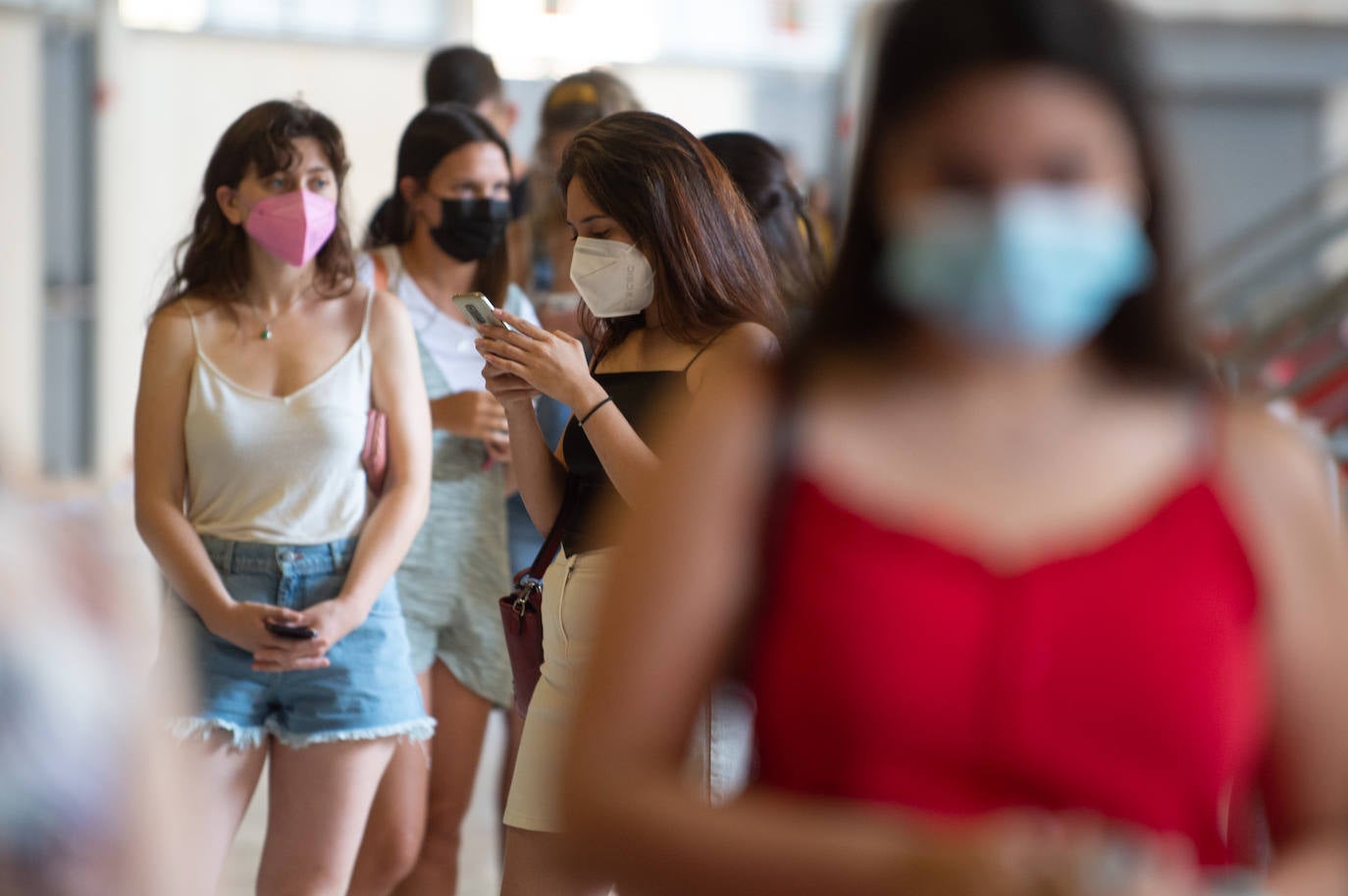 Fotos: Los Erasmus se vacunan este martes en el Enrique Roca