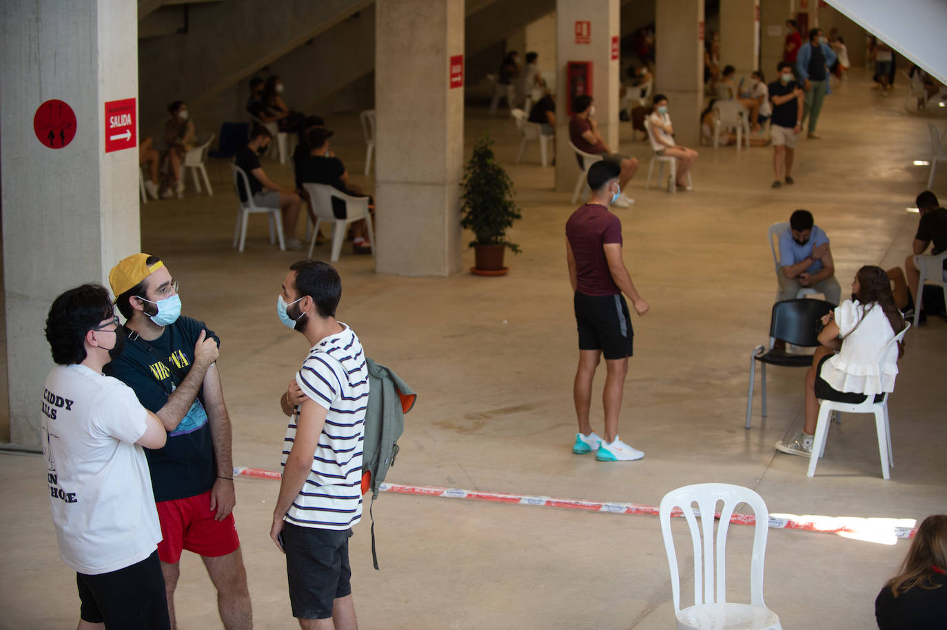 Fotos: Los Erasmus se vacunan este martes en el Enrique Roca