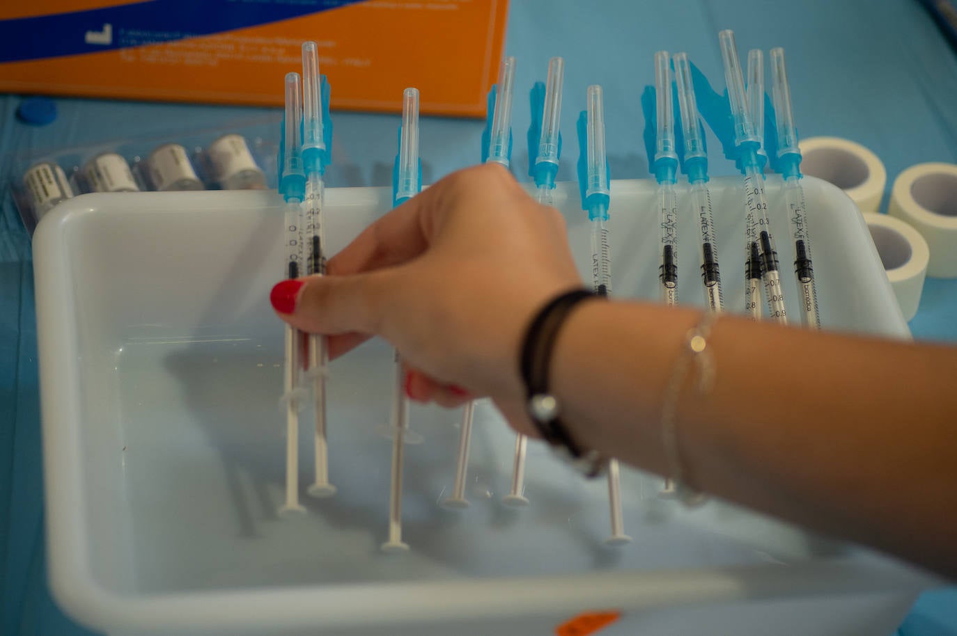 Fotos: Los Erasmus se vacunan este martes en el Enrique Roca