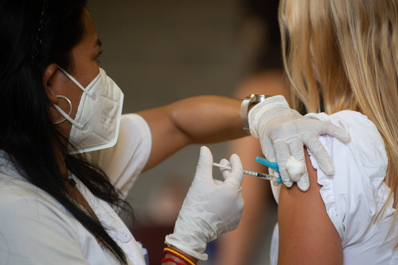 Fotos: Los Erasmus se vacunan este martes en el Enrique Roca