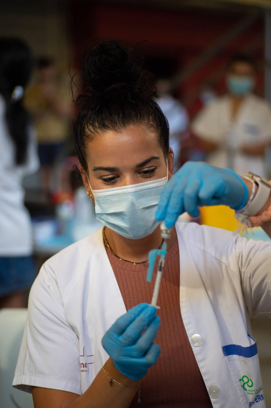 Fotos: Los Erasmus se vacunan este martes en el Enrique Roca