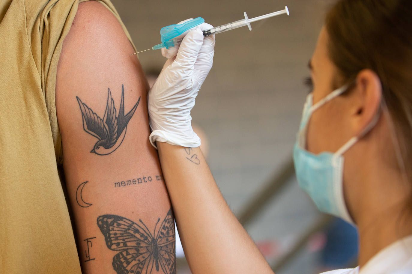 Fotos: Los Erasmus se vacunan este martes en el Enrique Roca