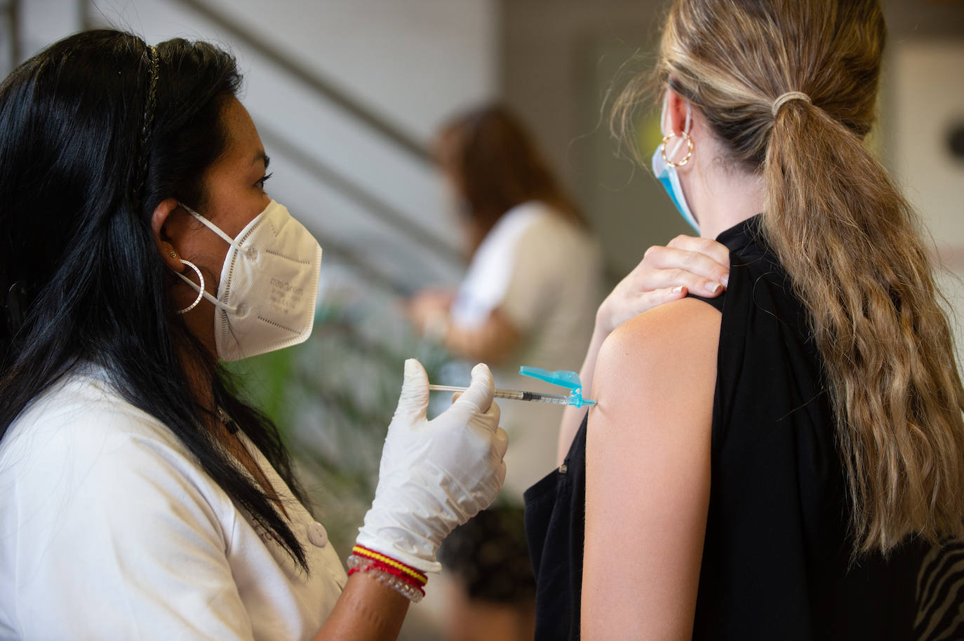 Fotos: Los Erasmus se vacunan este martes en el Enrique Roca