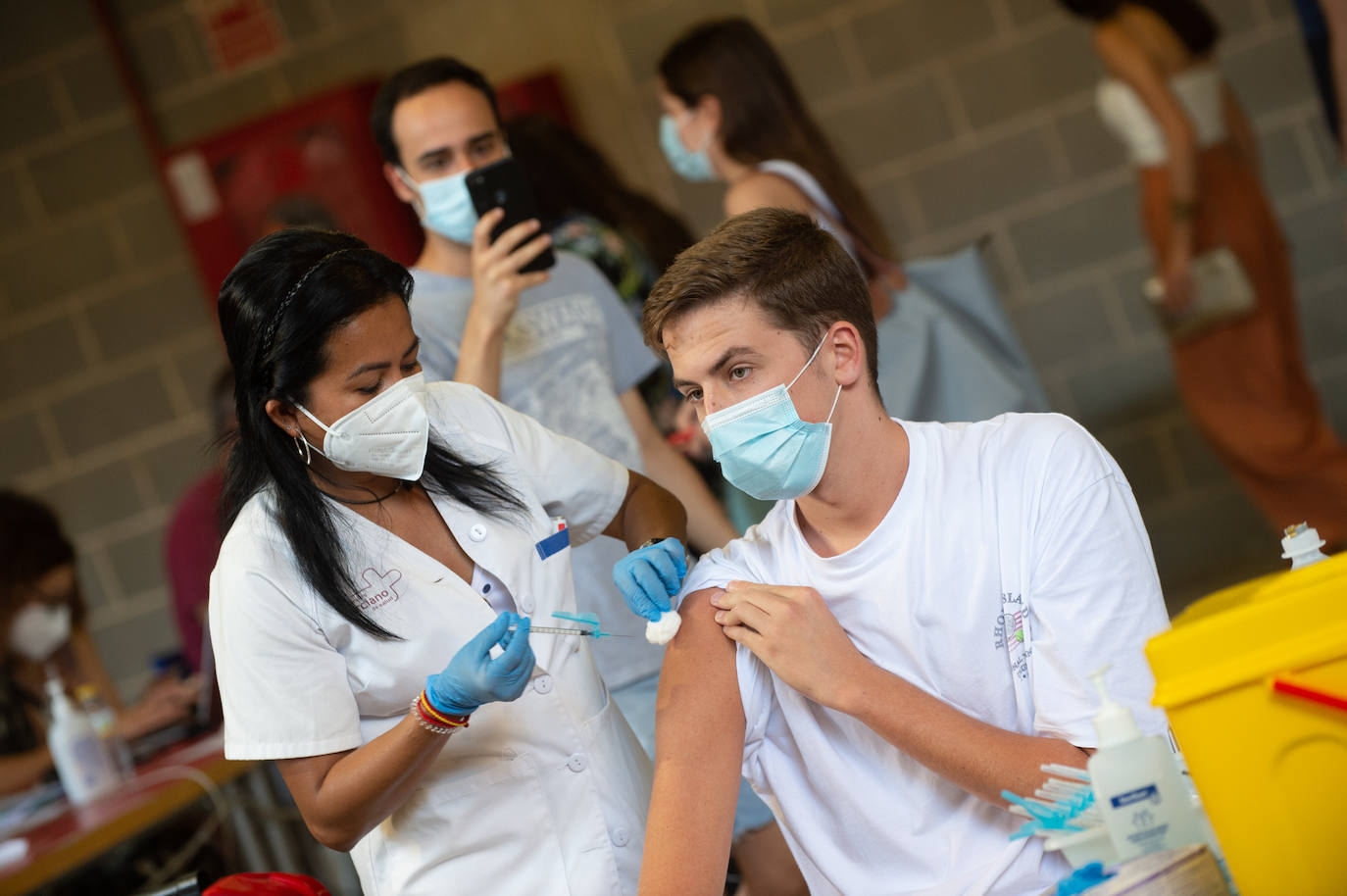 Fotos: Los Erasmus se vacunan este martes en el Enrique Roca