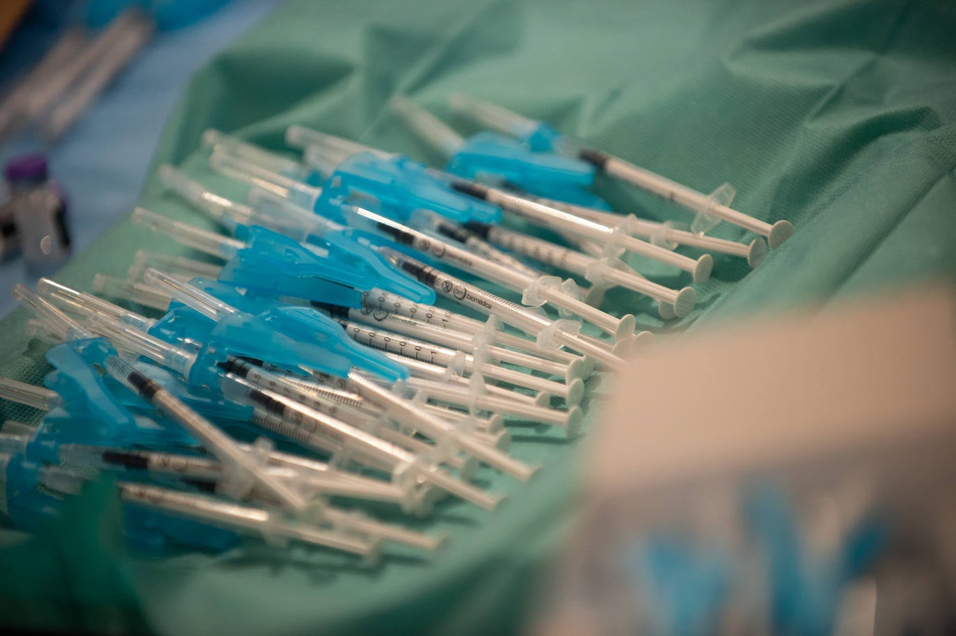 Fotos: Los Erasmus se vacunan este martes en el Enrique Roca