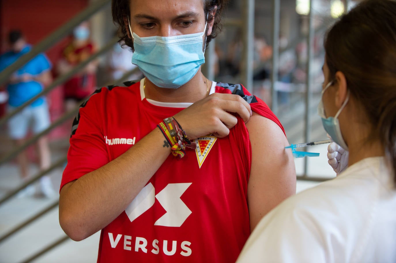 Fotos: Los Erasmus se vacunan este martes en el Enrique Roca