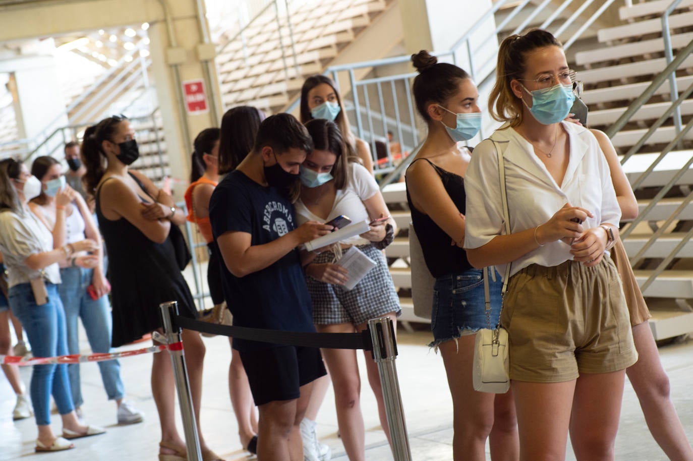 Fotos: Los Erasmus se vacunan este martes en el Enrique Roca