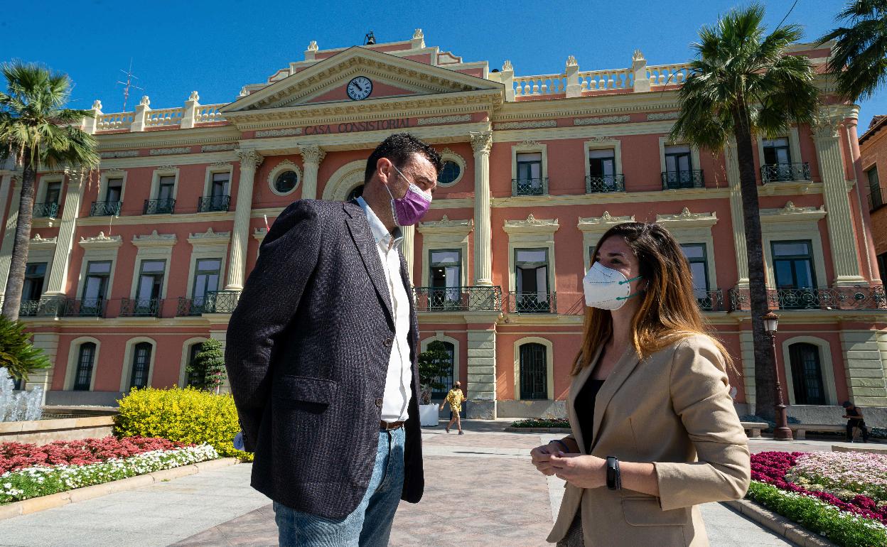 Ginés Ruiz Maciá y Clara Martínez Baeza, concejales de Podemos, en La Glorieta de Murcia. 