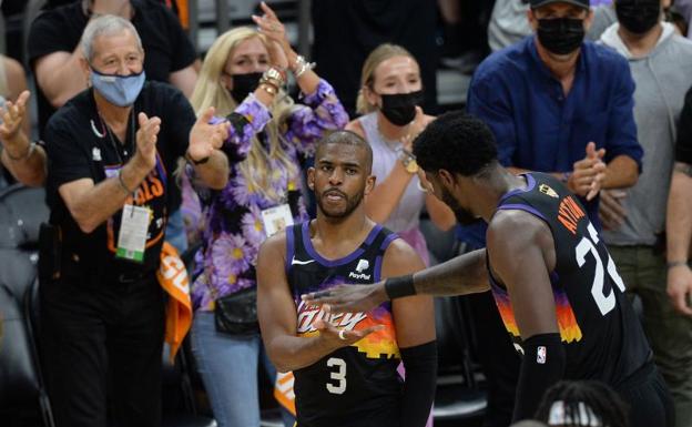 Deandre Ayton felicita a Chris Paul. 