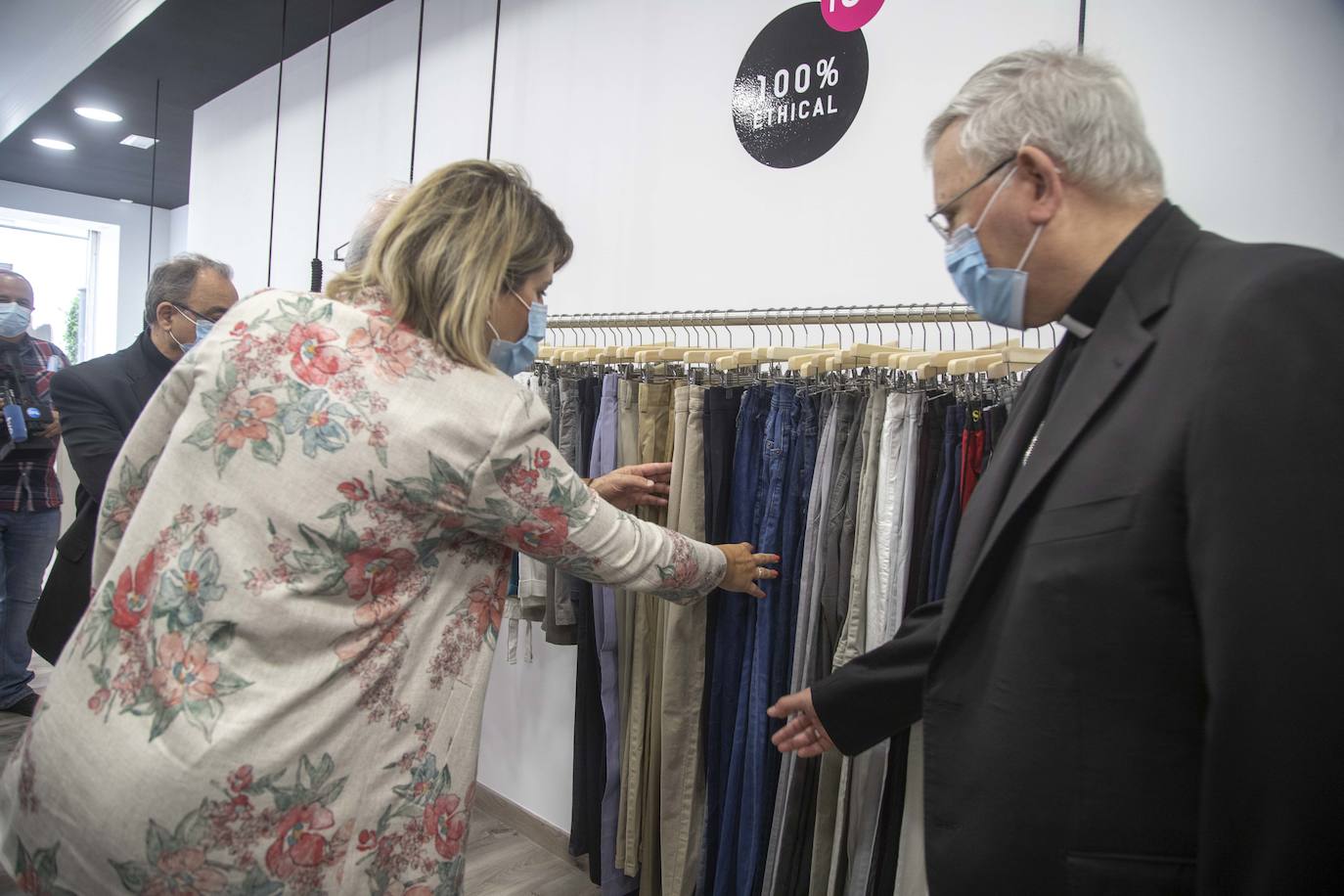 Fotos: Abre la primera tienda &#039;Moda Re-&#039; de Cáritas en Cartagena