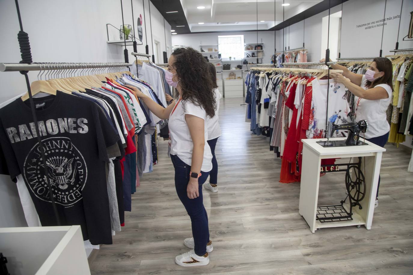 Fotos: Abre la primera tienda &#039;Moda Re-&#039; de Cáritas en Cartagena