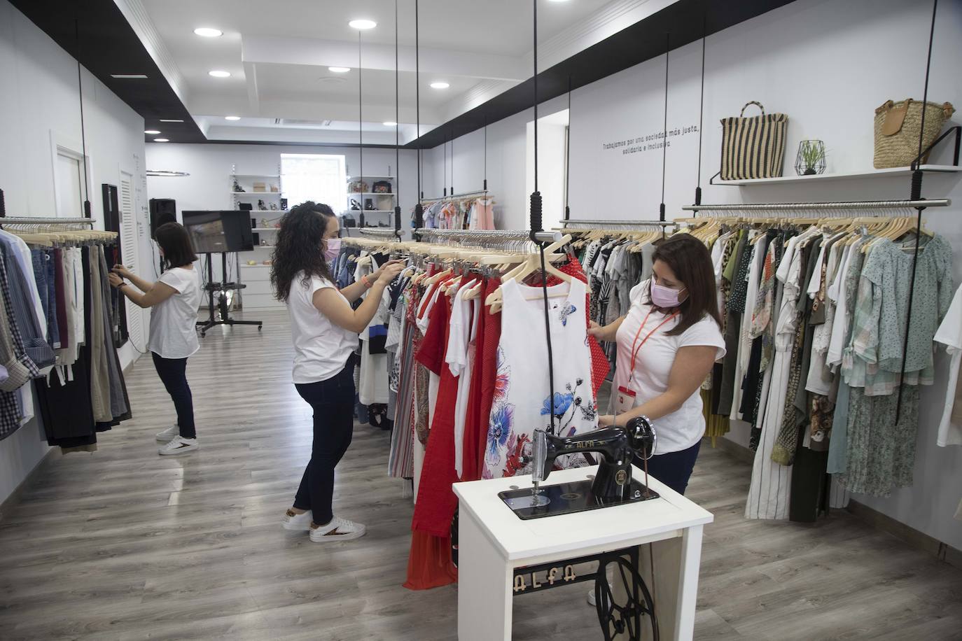 Fotos: Abre la primera tienda &#039;Moda Re-&#039; de Cáritas en Cartagena