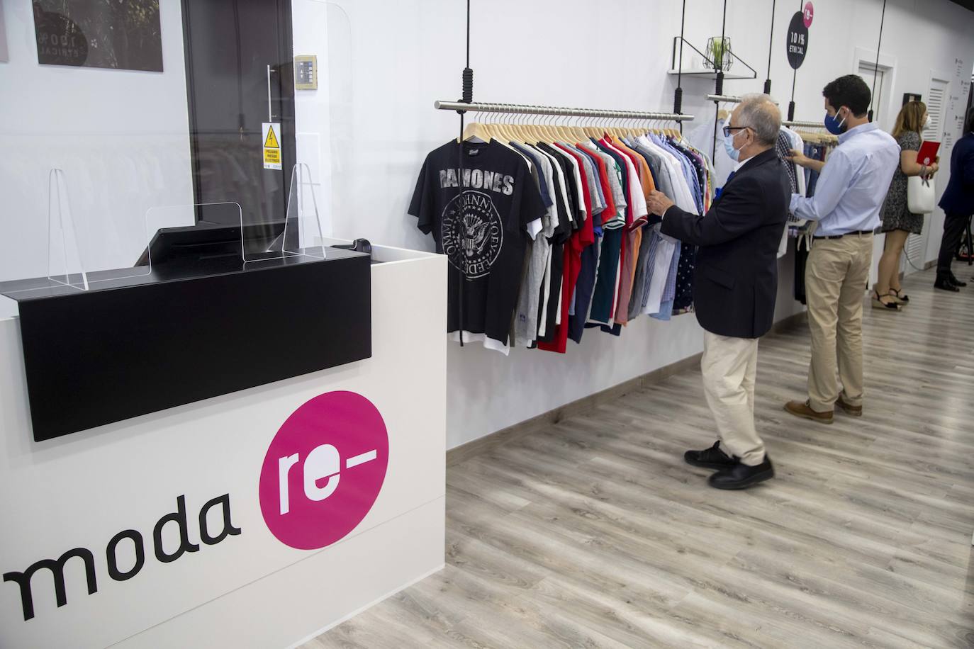 Fotos: Abre la primera tienda &#039;Moda Re-&#039; de Cáritas en Cartagena