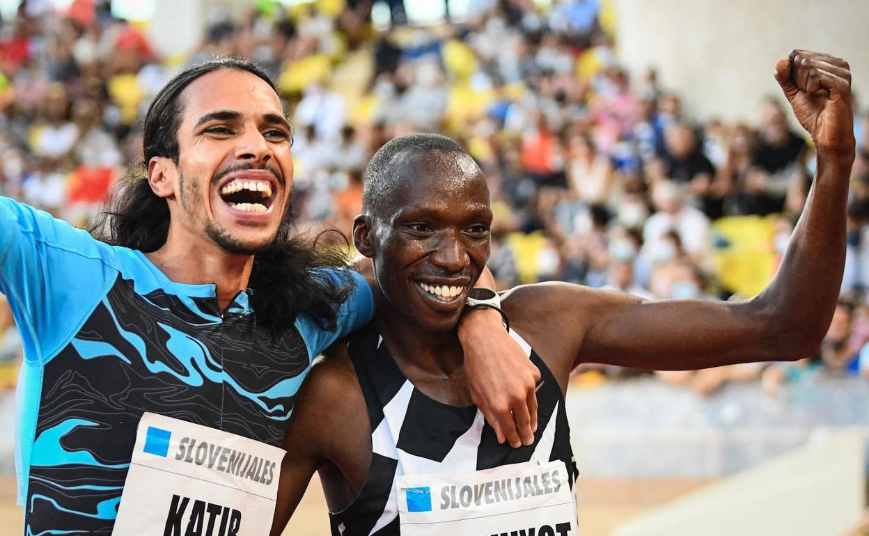 Katir (2º) se abraza al keniano Cheruiyot (1º), al final de los 1.500 de la Diamond League de Mónaco