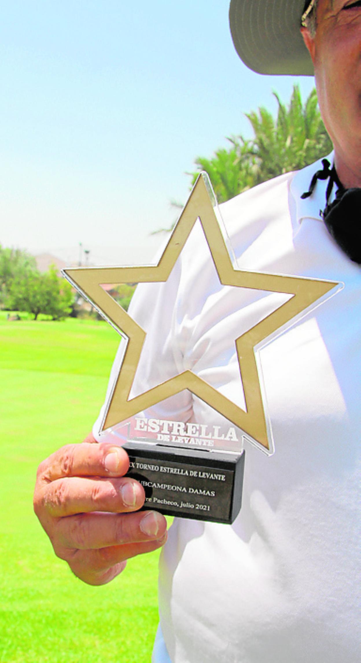 El trofeo del torneo para los ganadores de 2021. 