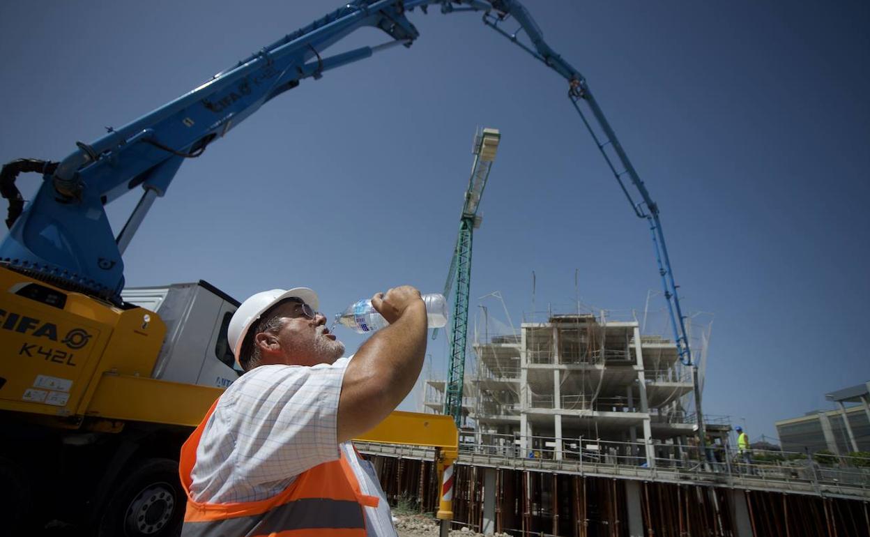 Un obrero bebiendo agua en un día caluroso en Murcia, en una imagen de archivo.