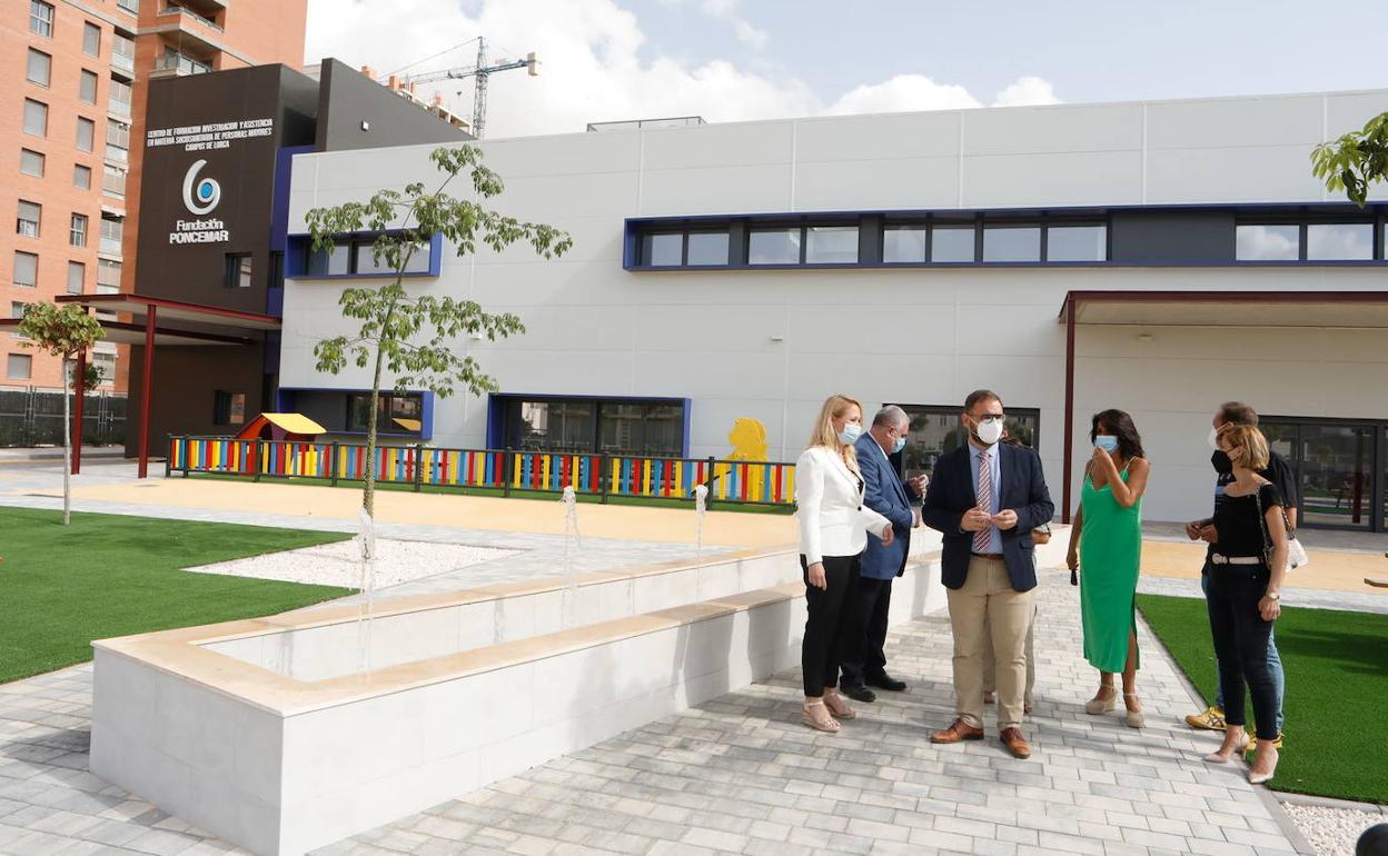 Visita del alcalde de Lorca, Diego José Mateos, y representantes de la Comunidad a las instalaciones del centro, este viernes.