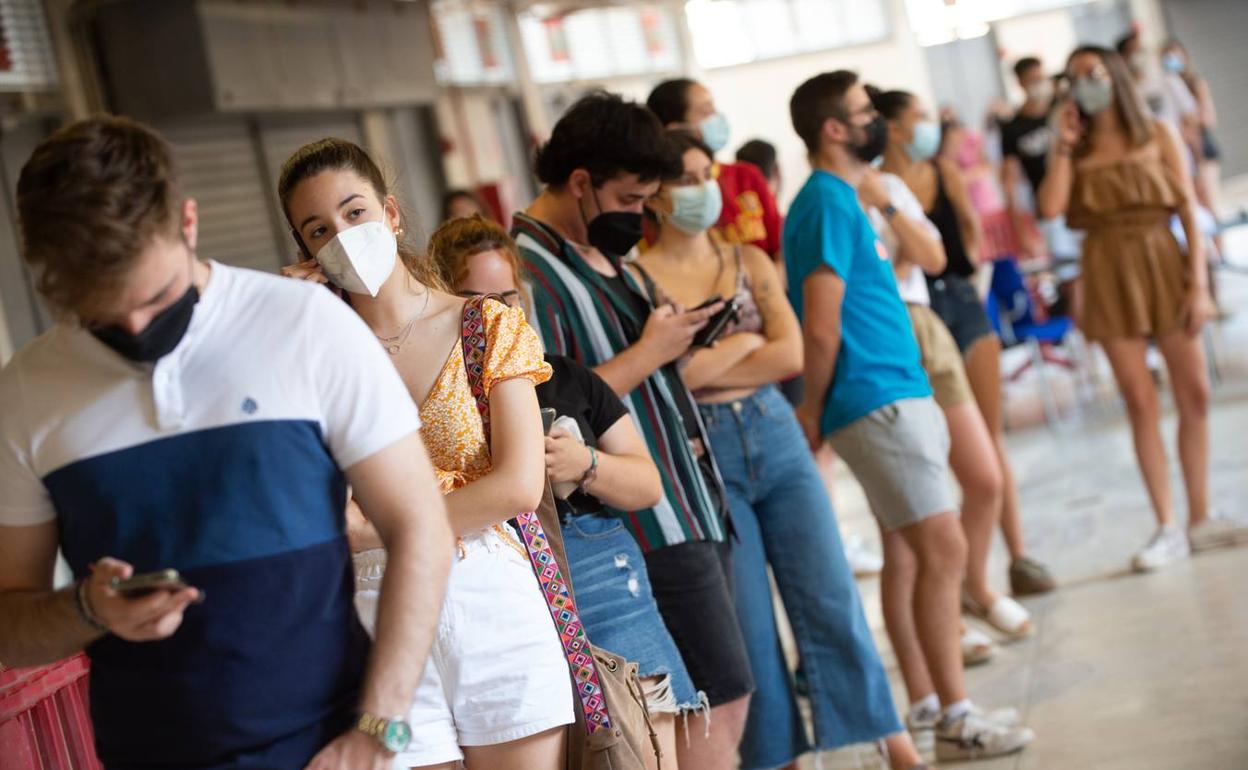 Jóvenes Erasmus hacen cola para vacunarse en Murcia en una imagen del pasado miércoles. 