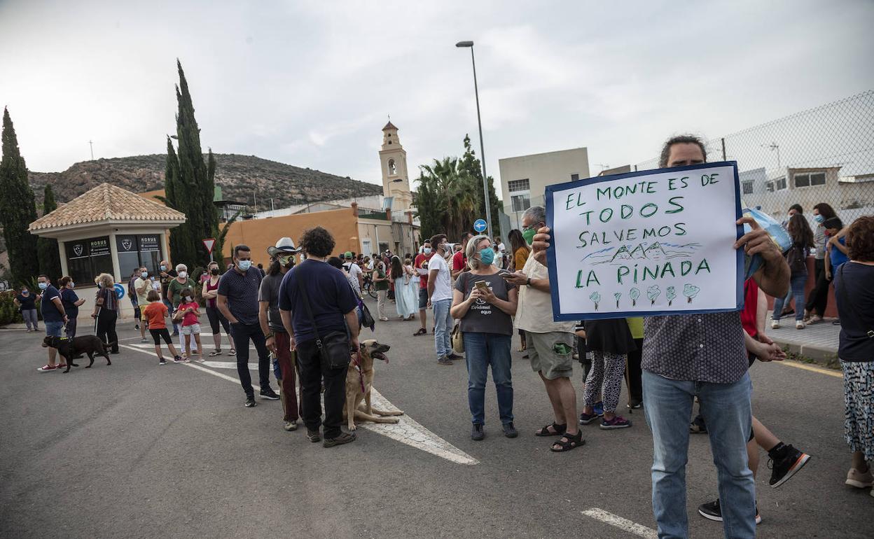 Protesta de vecinos en defensa de la pinada de los Cuatro Picos.